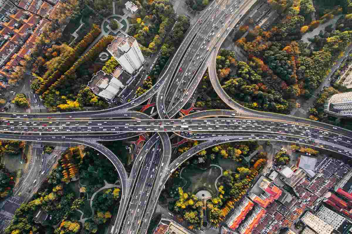 Esodo estivo 2025: oltre 13 milioni in viaggio, traffico cambia il ritmo delle vacanze